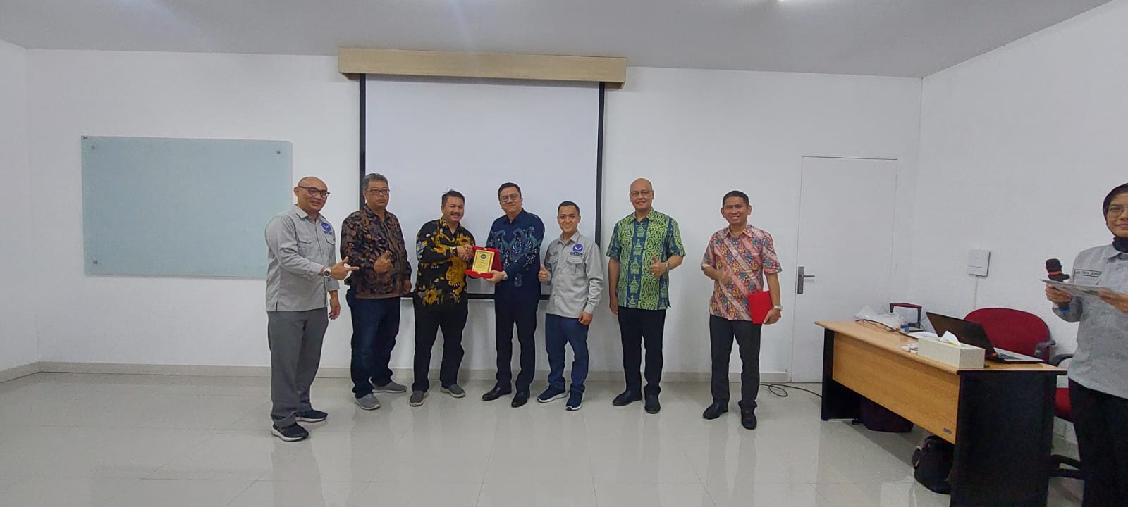 PELANTIKAN: Ketua DPP PROPAMI, NS Aji Martono bersama jajaran melakukan foto bersama usai melantik pengurus baru DPW PROPAMI Sumut di Kantor IDX Sumut, Sabtu (13/5)