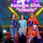 Kepala Biro Kerja Sama Daerah, Marulina Dewi (tengah) saat menyerahkan hadiah lomba Katenye Vocalis kegiatan Pekan Raya Jakarta 2023. (Foto: Arsip Pemprov DKI)