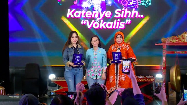 Kepala Biro Kerja Sama Daerah, Marulina Dewi (tengah) saat menyerahkan hadiah lomba Katenye Vocalis kegiatan Pekan Raya Jakarta 2023. (Foto: Arsip Pemprov DKI)
