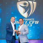Keterangan foto: Direktur Keuangan & Strategi Bank DKI, Romy Wijayanto (kanan) menerima penghargaan dari Chairman Infobank Media Group, Eko B. Supriyanto (kiri), sebagai Best CFO Kategori Bank Aset Rp50 Triliun sd. < Rp100 Triliun sekaligus sebagai Best of The Best CFO pada kategori yang sama, versi The Finance (Infobank Media Group), pada gelaran "TOP 20 Financial Institution Awards 2023" di Jakarta pada Selasa (14/11).