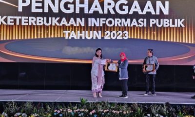 Foto : Wakil Ketua Komisioner BNSP, Ulfah Mashfufah, dengan bangga menerima piagam penghargaan yang digelar oleh Komisi Informasi Publik (KIP) di Hotel Grand Mercure, Kemayoran, Jakarta, pada Rabu (20/12/23). (Doc.Ist)