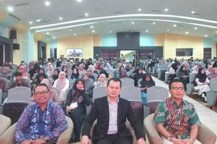 Foto : Amilin, anggota BNSP saatk menjadi narasumber dalam kegiatan Studium General di Fakultas Ekonomi dan Bisnis Islam UIN Sunan Kalijaga Yogyakarta pada 1 Desember 2023.(Doc.Ist)
