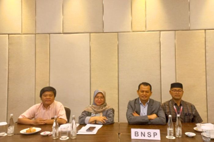 Anggota Komisioner BNSP, Amilin, memenuhi undangan Direktur Perundingan Perdagangan Jasa Kementerian Perdagangan RI, Basaria Tiara L. Gaol, dalam pembahasan tentang penyusunan jawaban pertanyaan terkait proposal Movement of Natural Persons (MNP) dan pembahasan usulan Indonesia atas skema Working Holiday Visa (WHV) yang dilaksanakan di Double Tree by Hilton Jakarta (28/12/23). (Doc.BNSP)