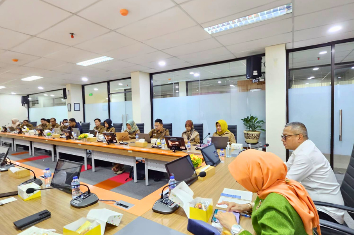 Foto: Delegasi Kemenparekraf RI, dipimpin oleh Martini M. Pohan, bersama para komisioner BNSP, membahas strategi penguatan dan harmonisasi tenaga kerja pariwisata dalam kunjungan kerja di Gedung BNSP, Jakarta (17/1/24). (Doc.BNSP)