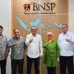Foto : Badan Nasional Sertifikasi Profesi (BNSP) dan Lembaga Pengembangan Jasa Konstruksi (LPJK) PUPR. Pertemuan ini dihadiri oleh Ir. Ludi Eqbal dan Seno (LPJK PUPR), Syamsi Hari, Ulfah Mashfufah, NS. Aji Martono, dan Ade S (BNSP) Kerjasama Sinergis dalam Menciptakan Standar Sertifikasi Unggul, Jakarta (17/1/24). (Doc.BNSP)