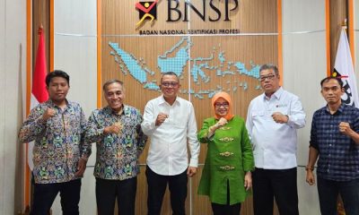 Foto : Badan Nasional Sertifikasi Profesi (BNSP) dan Lembaga Pengembangan Jasa Konstruksi (LPJK) PUPR. Pertemuan ini dihadiri oleh Ir. Ludi Eqbal dan Seno (LPJK PUPR), Syamsi Hari, Ulfah Mashfufah, NS. Aji Martono, dan Ade S (BNSP) Kerjasama Sinergis dalam Menciptakan Standar Sertifikasi Unggul, Jakarta (17/1/24). (Doc.BNSP)