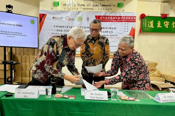 Lembaga Sertifikasi Profesi (LSP) PPHI (Penyelenggara Produk Halal Indonesia) dan THIDA (Taiwan Halal Integrity Development Association) menjalin kerjasama melalui penandatanganan Memorandum of Understanding (MoU) yang disaksikan oleh Badan Nasional Sertifikasi Profesi (BNSP), (1/3/24). (Doc.Ist)