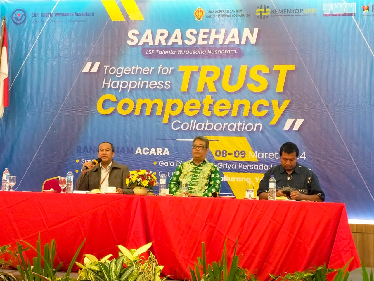 Gathering dan Sarasehan LSP Talenta Wirausaha Nusantara untuk Penguatan Kewirausahaan dan UKM di Indonesia, yang di hadiri oleh Martshudy Khahar, S.E., Deputi Bidang Usaha Mikro Kementrian Koperasi dan UMKM RI, dan NS. Aji Martono, Komisioner Badan Nasional Sertifikasi Profesi (BNSP) di Grya Persada Hotel, Kaliurang - Jogjakarta (9/3/24). (Doc.Ist)