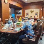 Perkumpulan Profesi Pasar Modal Indonesia (PROPAMI) menggelar pertemuan dengan Komisioner Otoritas Jasa Keuangan (OJK), Kepala Eksekutif Pengawas Perilaku Pelaku Usaha Jasa Keuangan, Edukasi, dan Pelindungan Konsumen merangkap anggota, Friderica Widyasari Dewi, Pada hari Selasa (5/3/24).