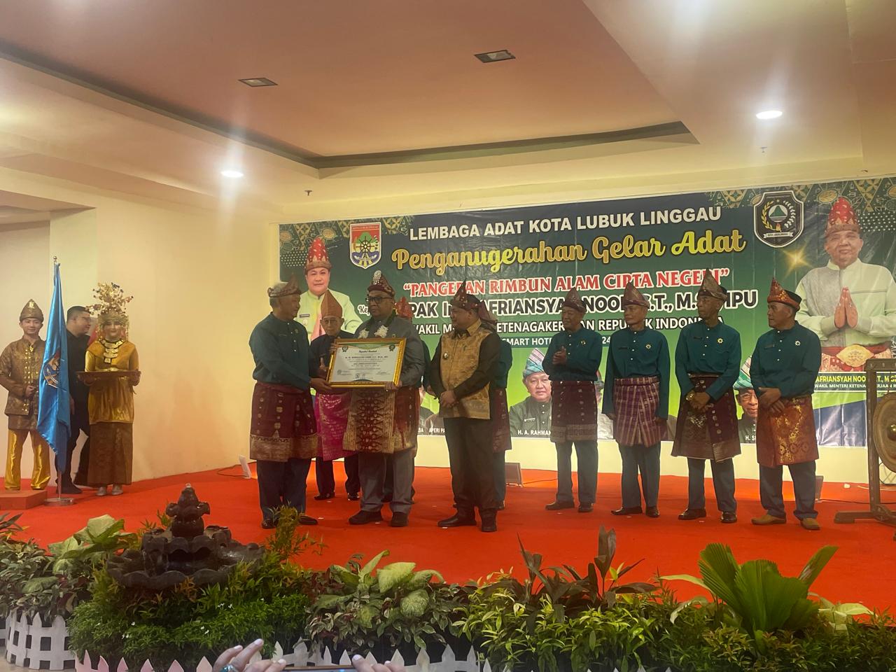 Wamenaker RI mendapat gelar adat dari Lembaga Adat Kota Lubuklinggau
