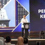 Foto : Ketua BNSP, Syamsi Hari, menyerahkan Sertifikat Lisensi kepada LSP IND Logistik Indonesia di Bandung, 14 Agustus 2024, sekaligus menandai pengesahan resmi LSP dalam bidang Pos dan Logistik, didukung oleh PT Pos Indonesia dan ASPERINDO. (Doc.Ist)