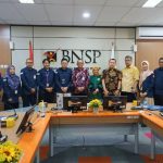 Foto : Rapat koordinasi antara LSP KPK dan BNSP di Jakarta (19/9/24) dibuka oleh Ketua BNSP dalam meningkatkan kerja sama sertifikasi profesi di bidang pemberantasan korupsi. (Doc.BNSP)