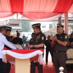 Foto : Ketua BNSP menunjukkan LSP kepada Jaksa Agung Burhanuddin, disaksikan Wakil Jaksa Agung Feri Wibisono dan Kabadiklat Rudi Margono. (Doc.Ist)