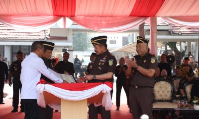 Foto : Ketua BNSP menunjukkan LSP kepada Jaksa Agung Burhanuddin, disaksikan Wakil Jaksa Agung Feri Wibisono dan Kabadiklat Rudi Margono. (Doc.Ist)