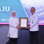 Foto : Penyerahan sertifikat oleh Ketua Badan Nasional Sertifikasi Profesi (BNSP), Syamsi Hari, SE, M.M kepada Ida Fauziyah, di Gedung Tri Dharma Kementerian Tenaga Kerja. (30/9/24)