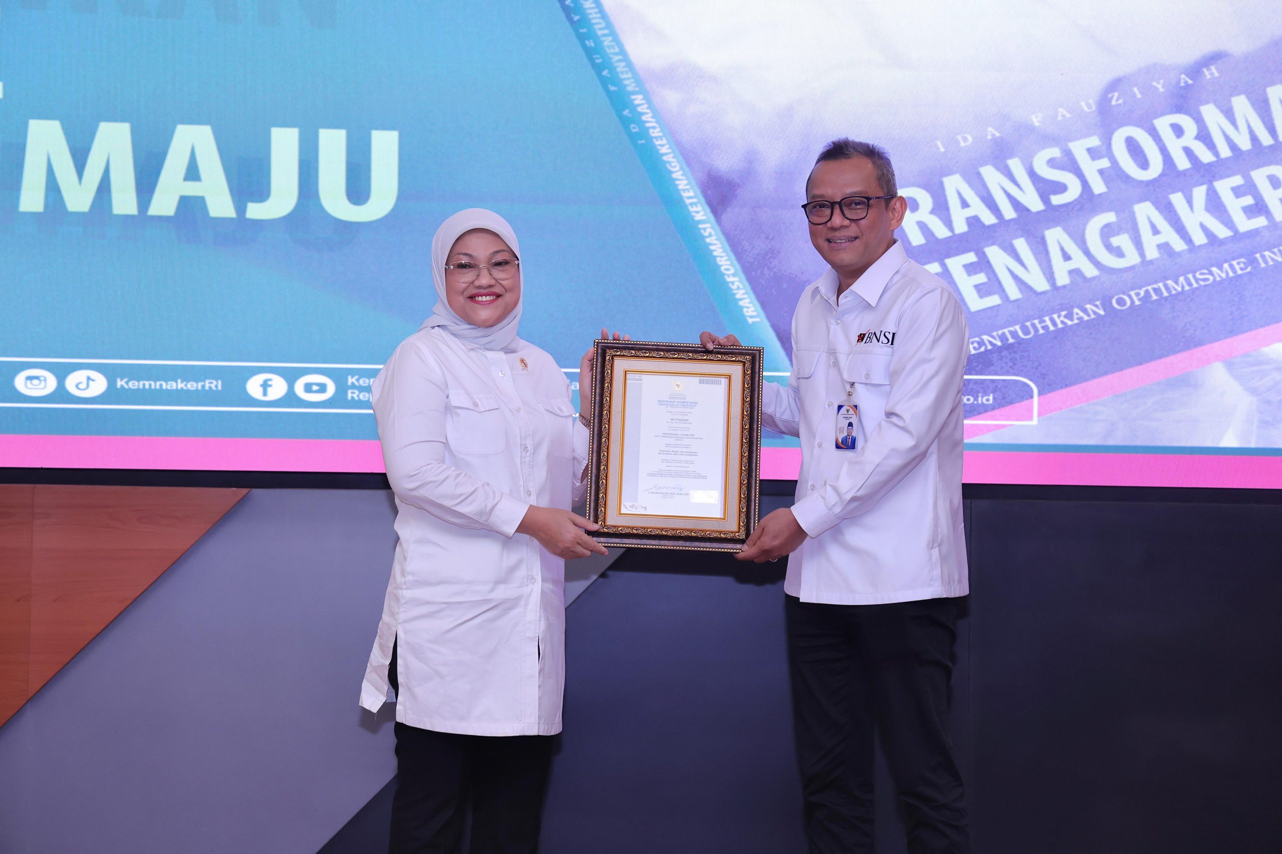 Foto : Penyerahan sertifikat oleh Ketua Badan Nasional Sertifikasi Profesi (BNSP), Syamsi Hari, SE, M.M kepada Ida Fauziyah, di Gedung Tri Dharma Kementerian Tenaga Kerja. (30/9/24)