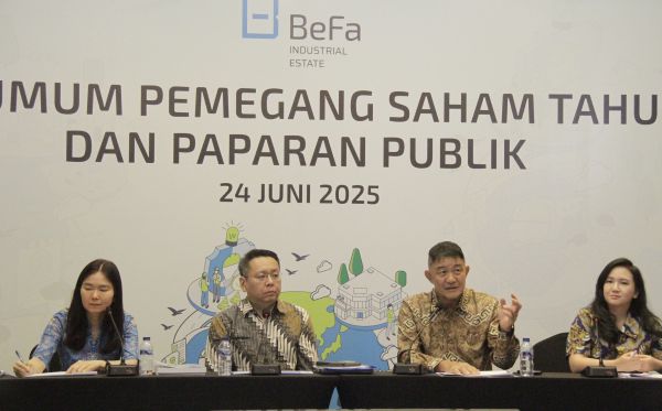 Adapun susunan Dewan Komisaris dan Direksi BEST sebagai berikut : Dewan Komisaris: Komisaris Utama merangkap Komisaris Independen: I Gusti Putu Suryawirawan Komisaris : Yoshihiro Kobi Komisaris Independen : Herbudianto Komisaris Independen : Wahyu Hidayat Direksi: Direktur Utama : Leo Yulianto Sutedja Direktur : Swan Mie Rudy Tanardi Direktur : Hiroki Yoshitake