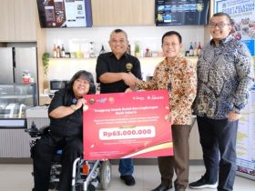 Direktur Kepatuhan Bank Jakarta, Ateng RIvai menyampaikan pemberian bantuan ini merupakan bagian dari rangkauan kegiatan HUT 65 Bank Jakarta serta sebagai wujud nyata kepedulian Bank Jakarta terhadap pemberdayaan masyarakat, khususnya penyandang disabilitas, dalam meningkatkan keterampilan, kemandirian ekonomi, dan daya saing di dunia kerja.