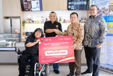 Direktur Kepatuhan Bank Jakarta, Ateng RIvai menyampaikan pemberian bantuan ini merupakan bagian dari rangkauan kegiatan HUT 65 Bank Jakarta serta sebagai wujud nyata kepedulian Bank Jakarta terhadap pemberdayaan masyarakat, khususnya penyandang disabilitas, dalam meningkatkan keterampilan, kemandirian ekonomi, dan daya saing di dunia kerja.