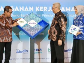 (Dari kiri kekanan) Kepala Departemen Ekonomi dan Keuangan Syariah Bank Indonesia Dadang Muljawan, Direktur Utama Bank Syariah Nasional (BSN) Alex Sofjan Noor, Presiden Direktur Bank Aladin Syariah Koko Tjatur Rachmadi dan Presiden Direktur BCA Syariah Yuli Melati Suryaningrum berfoto Bersama disela acara Penandatanganan Kerja Sama SIPA di Jakarta, Rabu (22/4/2026).