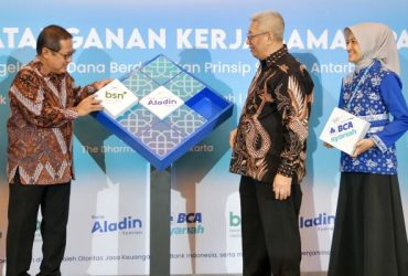 (Dari kiri kekanan) Kepala Departemen Ekonomi dan Keuangan Syariah Bank Indonesia Dadang Muljawan, Direktur Utama Bank Syariah Nasional (BSN) Alex Sofjan Noor, Presiden Direktur Bank Aladin Syariah Koko Tjatur Rachmadi dan Presiden Direktur BCA Syariah Yuli Melati Suryaningrum berfoto Bersama disela acara Penandatanganan Kerja Sama SIPA di Jakarta, Rabu (22/4/2026).