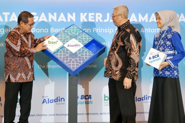 (Dari kiri kekanan) Kepala Departemen Ekonomi dan Keuangan Syariah Bank Indonesia Dadang Muljawan, Direktur Utama Bank Syariah Nasional (BSN) Alex Sofjan Noor, Presiden Direktur Bank Aladin Syariah Koko Tjatur Rachmadi dan Presiden Direktur BCA Syariah Yuli Melati Suryaningrum berfoto Bersama disela acara Penandatanganan Kerja Sama SIPA di Jakarta, Rabu (22/4/2026).